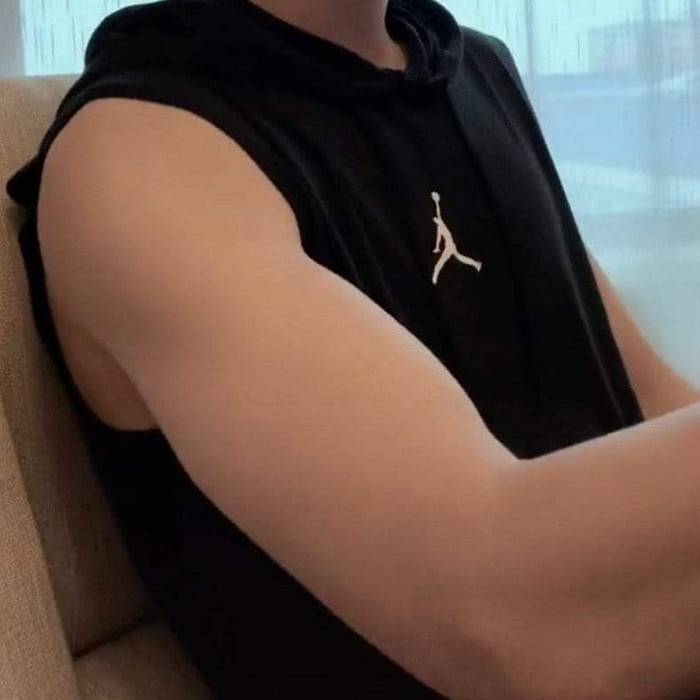 Tiêu Chiến leo lên hot search vì bắp tay cực săn chắc Ảnh 3