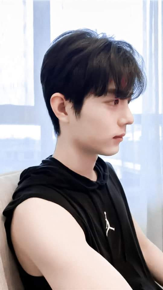 Tiêu Chiến leo lên hot search vì bắp tay cực săn chắc Ảnh 1