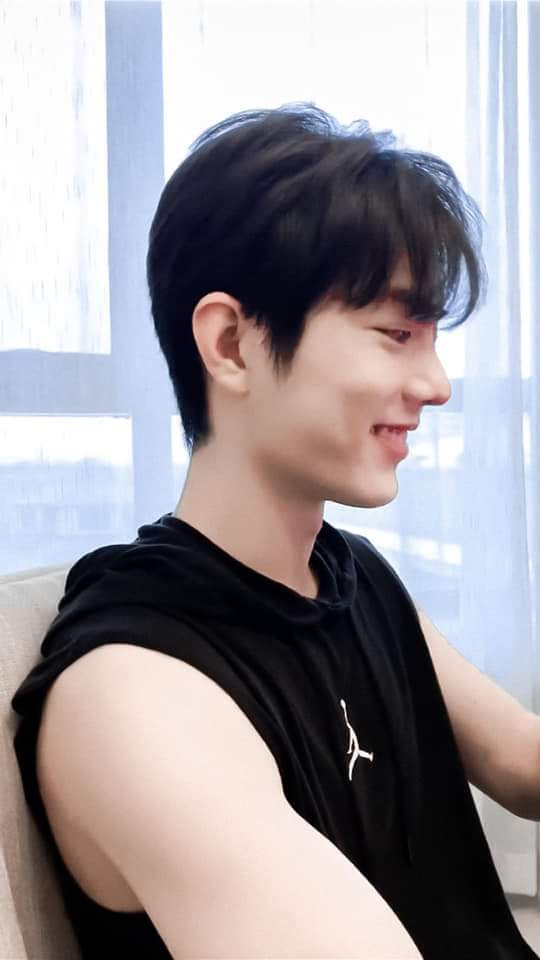 Tiêu Chiến leo lên hot search vì bắp tay cực săn chắc Ảnh 2