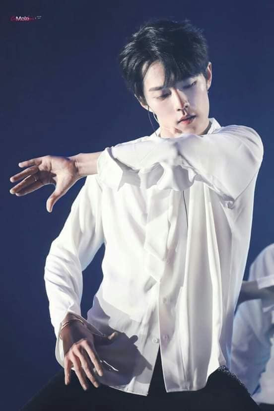 Tiêu Chiến leo lên hot search vì bắp tay cực săn chắc Ảnh 4