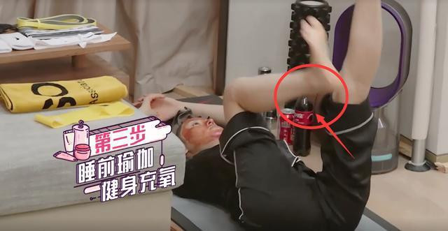 Nhưng netizen phát hiện trong nhà cô không chỉ có một chai Coca.