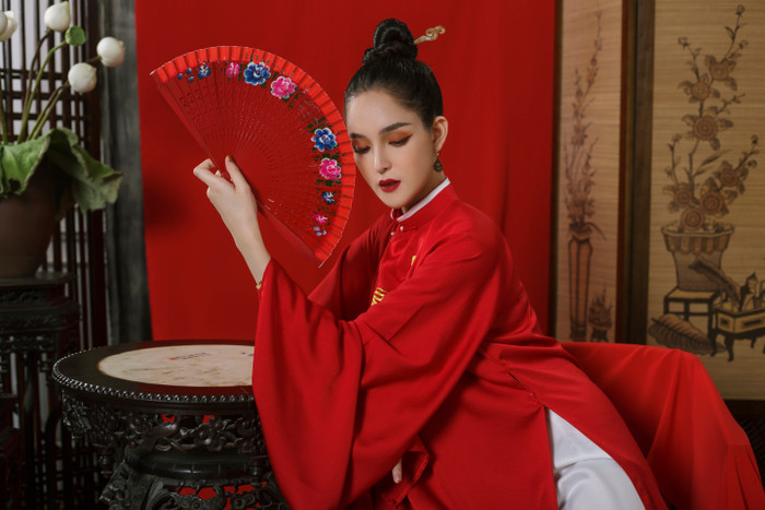 Nhờ bộ ảnh này mà Á hậu Hoàng Anh đã giúp mọi người có cái nhìn về giá trị văn hóa Việt thông qua thời trang