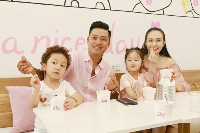 Tuấn Hưng hiện đang tạm ngưng sự nghiệp ca hát để tập trung vào công việc kinh doanh, chăm sóc gia đình và chơi golf.