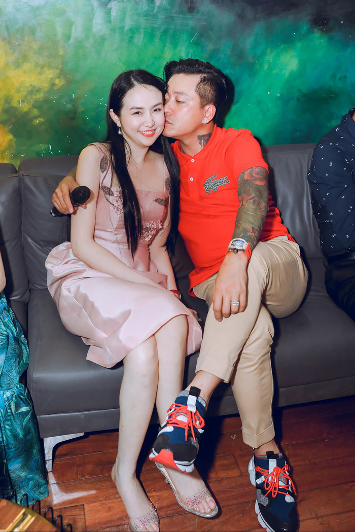 Tuấn Hưng nhấn mạnh ca hát vẫn là đam mê và đam mê này đem lại cho gia đình anh điều kiện sống tốt, nhưng hiện tại việc hỗ trợ bà xã kinh doanh mới là ưu tiên hàng đầu