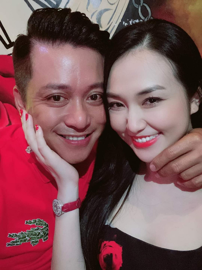 Trên trang cá nhân, Tuấn Hưng từng chia sẻ cho biết cuộc sống hiện tại của anh vui vẻ và hạnh phúc đều bắt nguồn từ bà xã Hương Baby