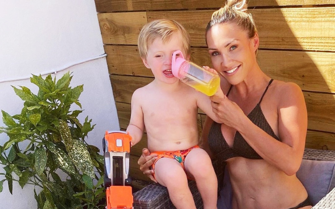 Bà mẹ lên bụng 6 múi nhờ tranh thủ vừa chăm con vừa tập thể dục Ảnh 2