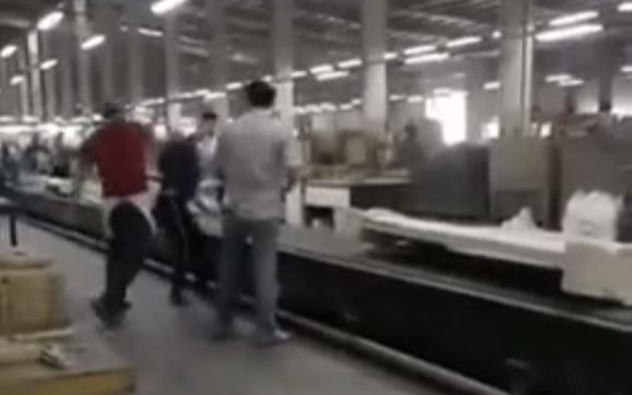 Clip: Nữ công nhân bị đánh tới ngất xỉu, thái độ sau đó của thủ phạm còn phẫn nộ hơn Ảnh 2