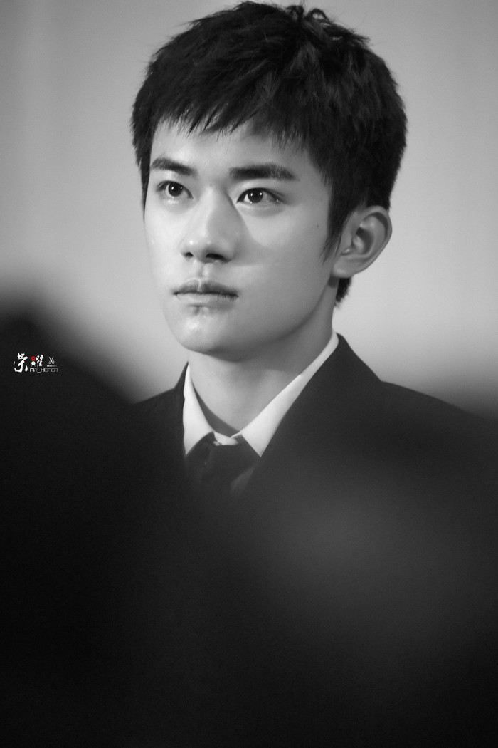 Vừa muốn có hình tượng lạnh lùng, cool cool nhưng lại bày vẻ đáng yêu, Dịch Dương Thiên Tỉ có quá tham lam? Ảnh 9