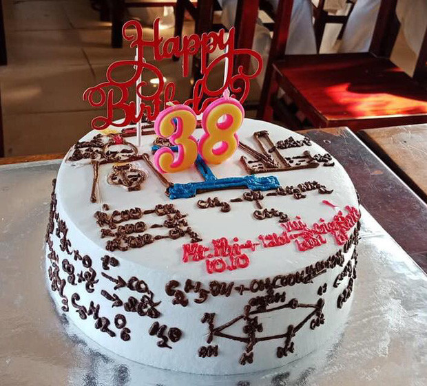 Lớp học dày công chuẩn bị sinh nhật cho giáo viên chủ nhiệm, họa tiết trang trí trên bánh kem khiến dân mạng vô cùng thích thú Ảnh 6