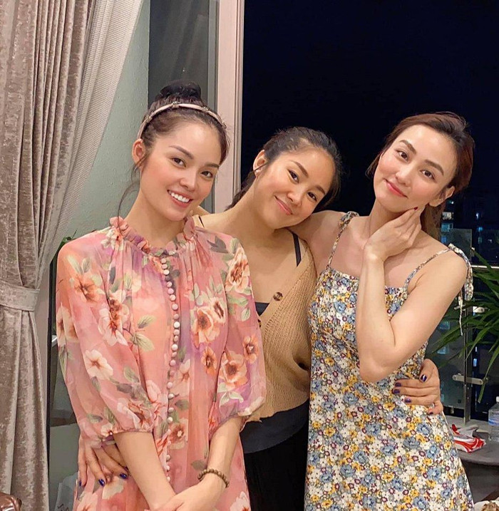 Trong một khoảnh khắc chụp cùng Dương Cẩm Lynh và Ngân Khánh, có thể thấy Lê Phương trông thon gọn không thua gì 2 cô bạn của mình