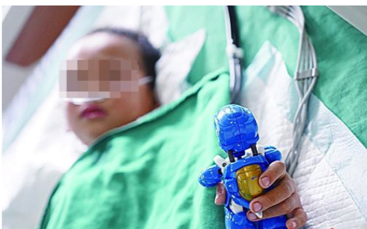 Rơi xuống đất từ tầng 6, bé trai 4 tuổi sống sót thần kỳ Ảnh 2