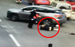 Cay cú vì bị 'đá', người đàn ông lái xe chèn qua người bạn gái cũ, trước đó còn có nhiều hành động phẫn nộ hơn Ảnh 2