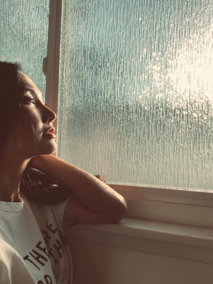 Trên trang cá nhân, Kim Hiền thường xuyên chia sẻ những dòng trạng thái bày tỏ sự đau đớn trước mất mát quá lớn này của mình