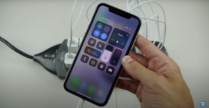 Ban đầu iPhone XR với 10 cục sạc lên dung lượng pin khá nhanh. Ảnh chụp màn hình