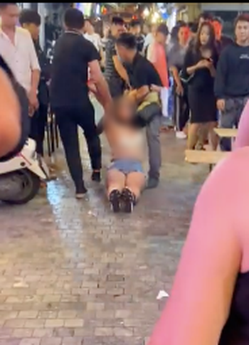 Người này bị kéo đi sau đó.