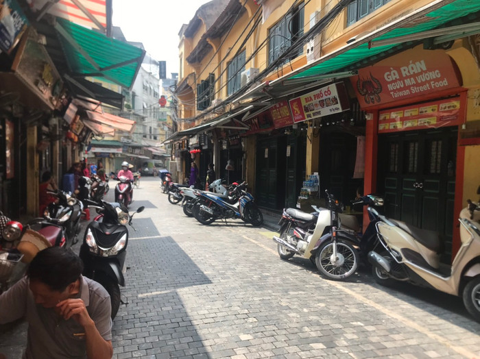 Khu phố Tạ Hiện đông người qua lại mỗi đêm.