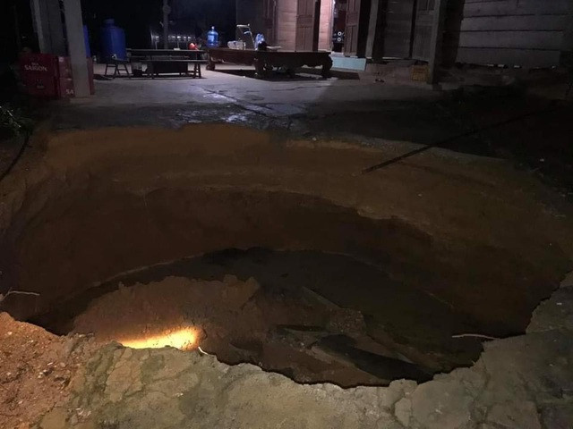 'Hố tử thần' có đường kính khoảng 5m, sâu 3m. Ảnh: Dân Trí