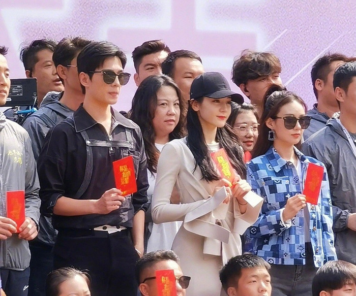 Dương Dương và Địch Lệ Nhiệt Ba trong buổi khai máy.