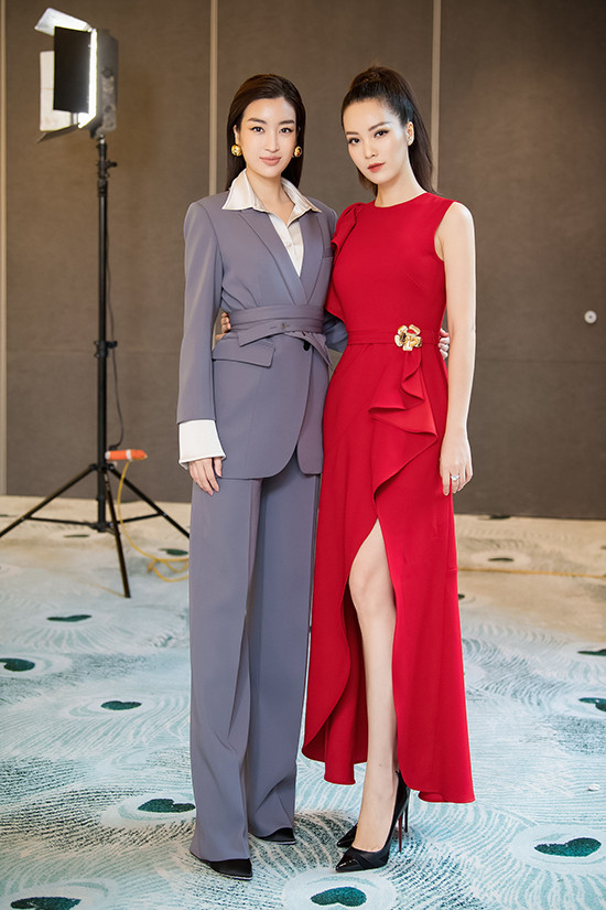 Đọ sắc cùng á hậu Thụy Vân, Đỗ Mỹ Linh dù kín cổng cao tường vẫn không chút thua kém khi chọn vest lịch thiệp. 