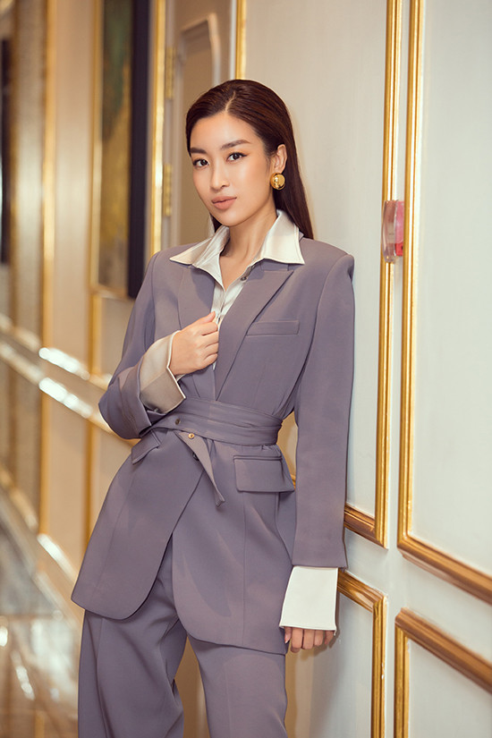 Cách chải tóc ép sát phía sau, hoa tai bản to tông vàng đồng cũng rất hài hòa, tạo thành tổng thể thống nhất. 