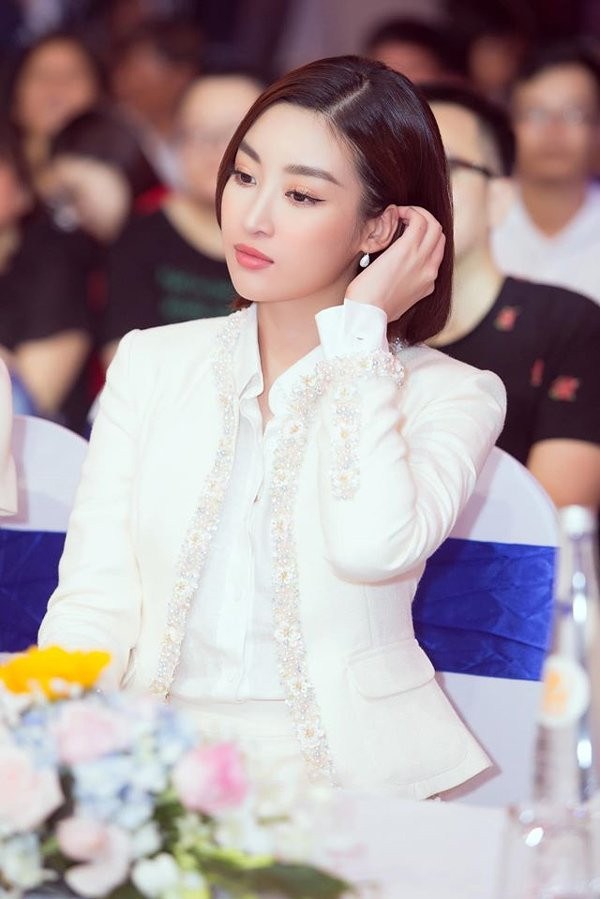 Tham dự các sự kiện cần nghiêm túc, Đỗ Mỹ Linh nhanh chóng thay đổi hình ảnh cùng vest trắng, đính hoa nhí viền cổ. 