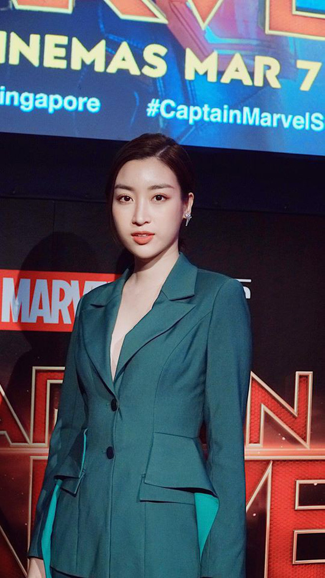 Một trong những thử nghiệm vest có phần mất điểm là đây, do chọn kiểu tóc cột đơn giản nên tổng thể nhan sắc của chân dài có phần già dặn, khiến nhiều người liên tưởng đến cô nàng công sở. 