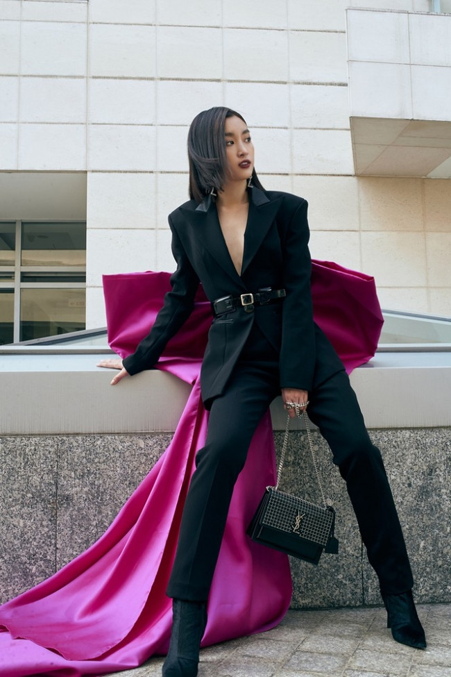 Khi khác lại chiếm trọn sự chú ý khi khoác lên mình cả bộ suit đồ sộ, chi tiết nơ hồng bản to làm điểm nhấn. 