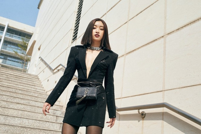 Người đẹp kết hợp cùng túi YSL da trăn, biến tấu từ cầm tay đến đeo ngang hông. 