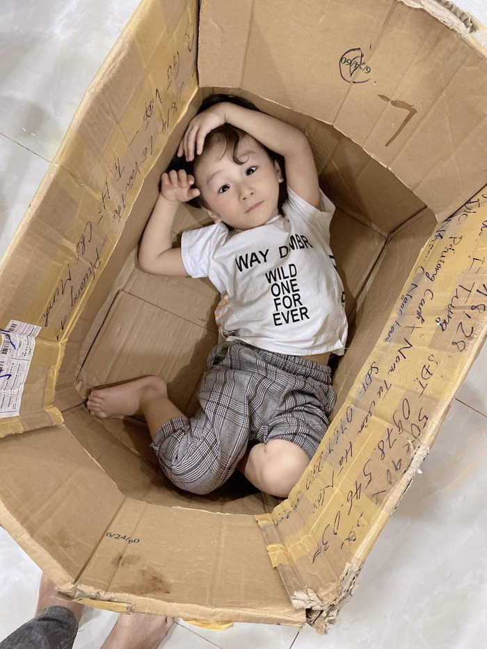 Con trai của Lâm Khánh Chi chào đời nhờ phương pháp mang thai hộ, sử dụng tinh trùng lưu trữ của nữ ca sĩ trước khi chuyển giới