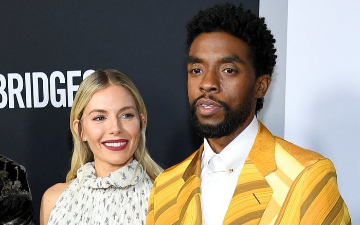 Diễn viên '21 Bridges' Sienna Miller tiết lộ Chadwick Boseman từng bỏ tiền túi để giúp mình tăng lương Ảnh 2