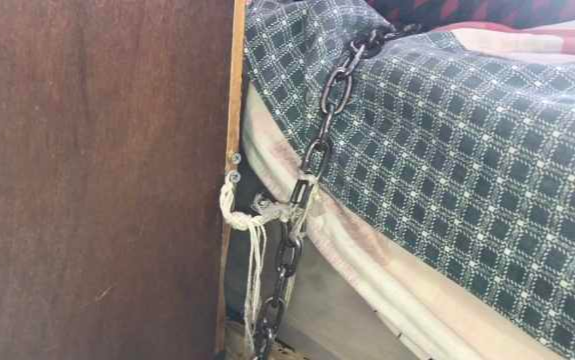 Ông bố xích cổ con gái vào giường suốt 6 năm: 'Tôi không còn lựa chọn nào khác' Ảnh 2