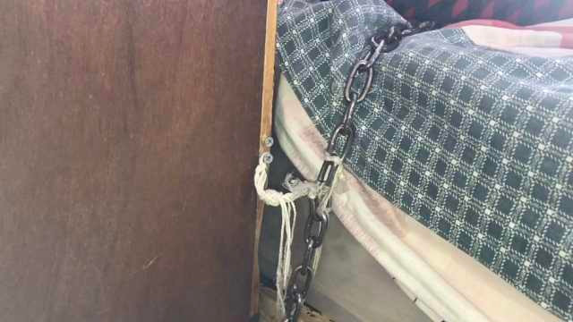 Sợi dây xích để xích Đình Đình trên giường.