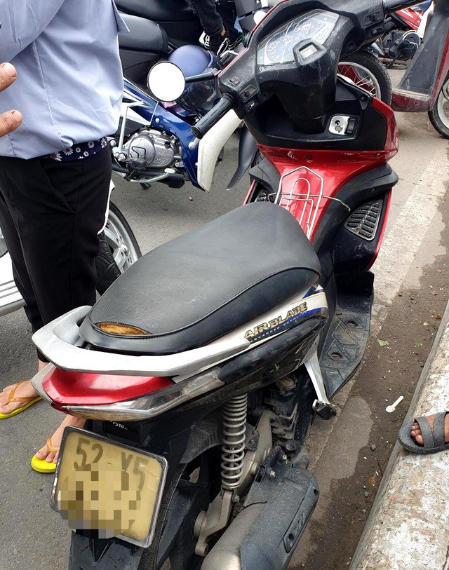 Chiếc xe máy nam thanh niên để lại trên cầu. Ảnh: Dân Trí