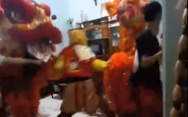 Clip: Đội lân xông vào nhà nhảy múa, cảnh tượng sau đó mới khiến gia chủ kinh hãi Ảnh 2