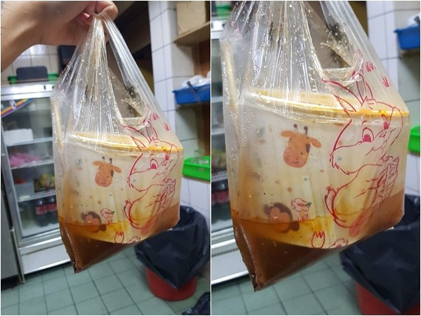 Tô mì bị shipper làm đổ gần hết nước ra bên ngoài túi nilong. 