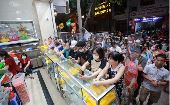 Bất kể ngày đêm, tiệm bánh Trung thu Bảo Phương luôn chật cứng khách xếp hàng, chủ tiệm treo biển chỉ bán mỗi người 3 hộp Ảnh 2