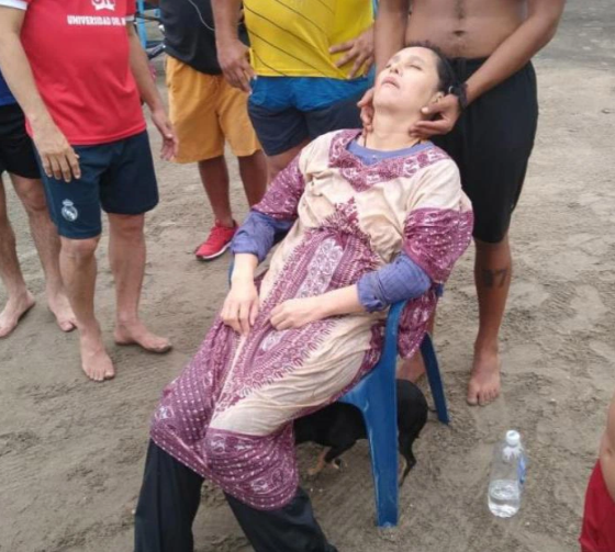 Người phụ nữ 46 tuổi đã được đưa vào bờ để người dân địa phương chăm sóc trước khi lên đường đến bệnh viện.