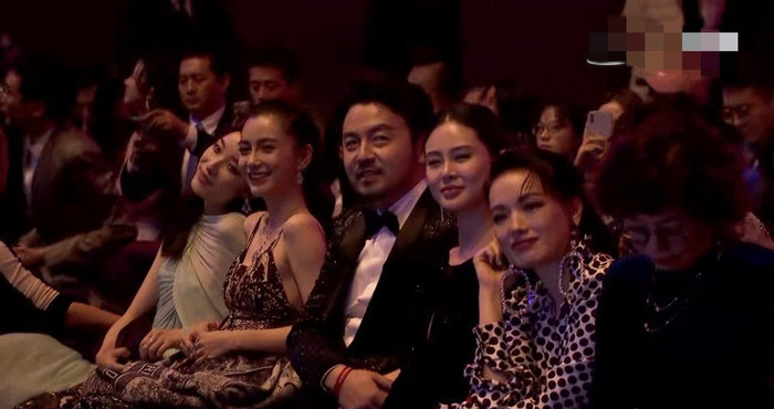 Các nghệ sỹ trên và dưới sân khấu đều nhìn Dịch Dương Thiên Tỉ đầy tự hào