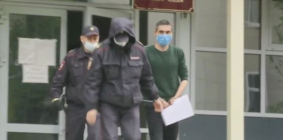 Almaz bị cảnh sát bắt giữ. 