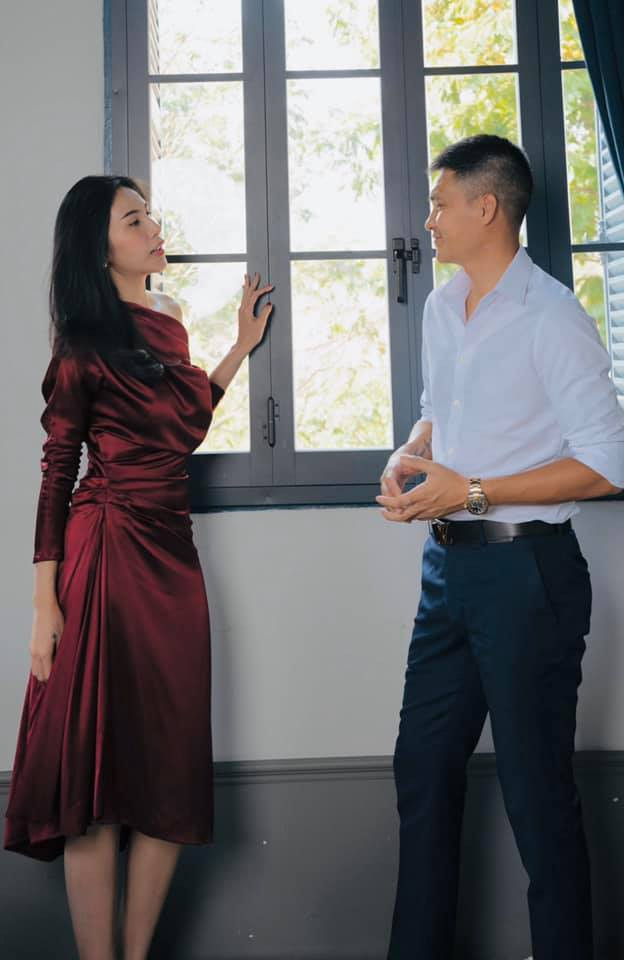 Không riêng gì khán giả mà ngay cả Thủy Tiên cũng bất ngờ trước biểu cảm thờ ơ của Công Vinh khi vợ hát 'Ngôi nhà hạnh phúc' 