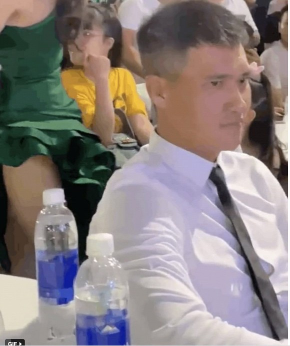 Fans hâm mộ dở khóc dở cười với biểu cảm 'đơ như cây cơ' của Công Vinh khi nghe Thủy Tiên hát