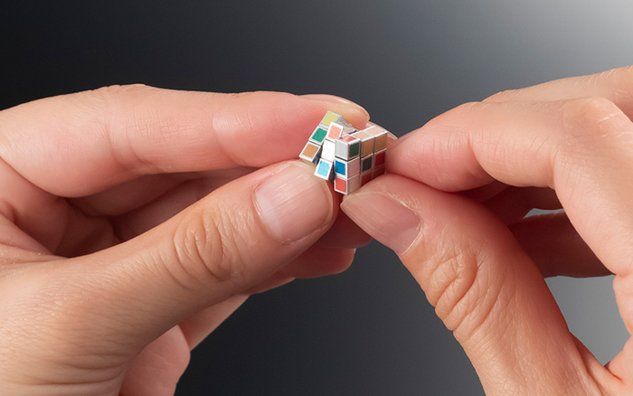 Nhật Bản tạo ra khối rubik nhỏ nhất thế giới nhưng giá bán của nó mới là điều bất ngờ Ảnh 2