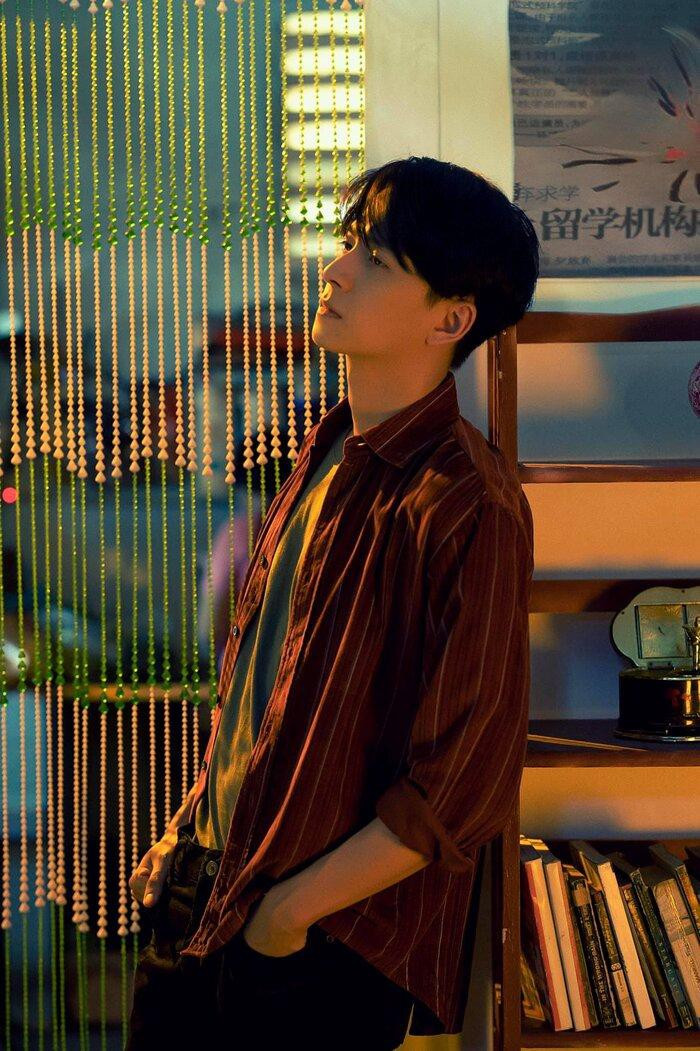 Cả MV là câu chuyện tình yêu khá buồn mà các cặp đôi có thể gặp ngoài đời thực. 