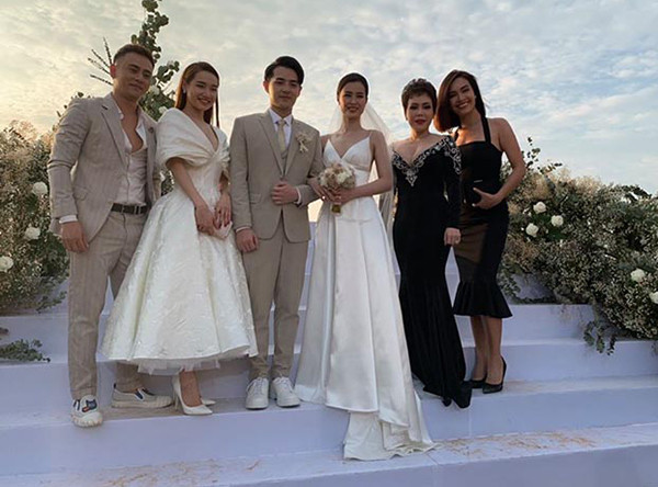 Set đồ của cô được cho là không phù hợp với không gian tiệc nơi bãi biển. 