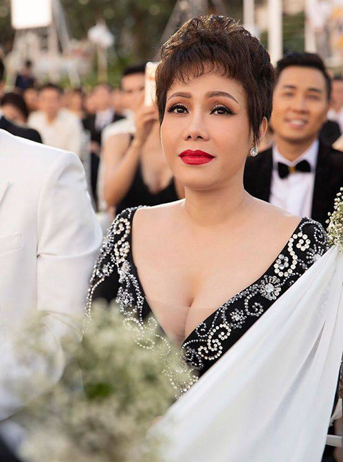 Việt Hương khoe thềm ngực quyến rũ khi dự đám cưới Đông Nhi, Ông Cao Thắng... 