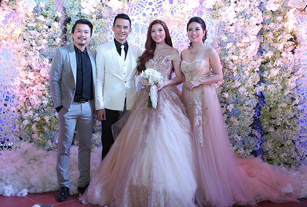 Diễn viên Lê Khánh đến dự đám cưới của Ngọc Diễm - Lương Thế Thành với bộ váy có kiểu dáng hao hao đầm cô dâu.