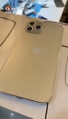 Thiết bị được cho là iPhone 12 Pro sở hữu mặt lưng dạng kính, khung viền vuông vức tương tự nhiều tin đồn trước đó. (Ảnh: Weibo)
