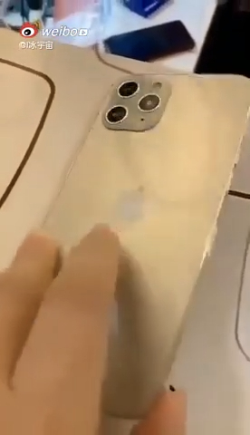 Đi kèm là tuỳ chọn màu trắng cùng cụm 3 camera 'siêu to khổng lồ' tương tự thế hệ tiền nhiệm. (Ảnh: Weibo)