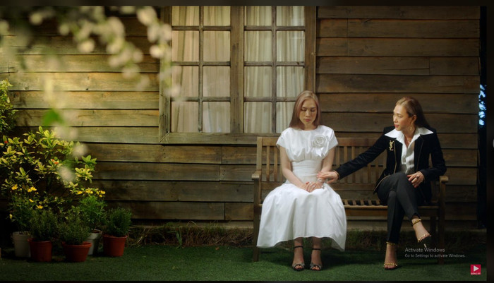 Bên cạnh đó, nữ ca sĩ áp dụng Phong cách menswear với cách phối layer áo sơ mi trắng bên trong phối cùng áo khoác chất liệu nhung bên ngoài cùng khuy cài áo logo và quần âu và đi kèm giày cao gót  