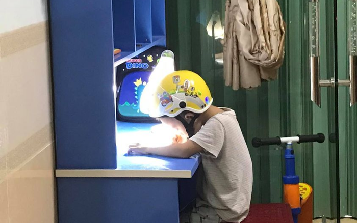 Cậu bé đội mũ bảo hiểm ngồi vào bàn học khi nghe tin chị gái sẽ hướng dẫn làm bài và sự thật khiến nhiều người thích thú Ảnh 2